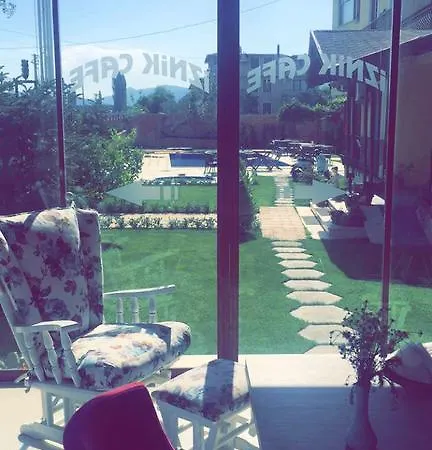 Flora & Hotel İznik