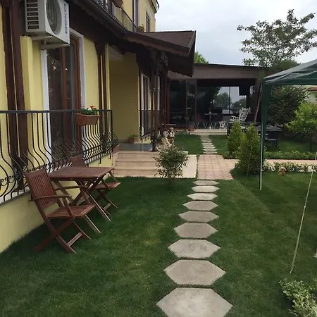 Flora & Hotel *